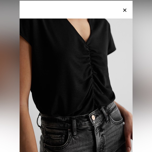 Express Relaxed V-Neck Ruched Tee in Black - Picture 3 of 8